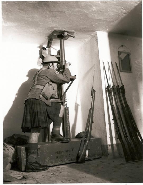 Ligne Maginot - Fort de Sainghin - Un soldat des Cameron Highlander (51st Highland Division) utilise un périscope type V dans le fort de Sainghin. 
Noter le systéme de table à contrepoids.