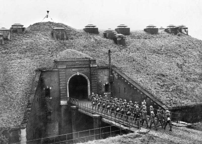 Ligne Maginot - FORT DE SAINGHIN - (Dépôt de Munitions) - Entrée de troupes du 51st Highland Division dans le fort de Sainhin en 1939-1940