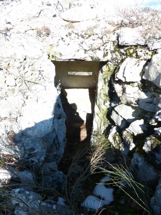 Ligne Maginot - COTE 942 Nord 1 (Observatoire d'infanterie) - Poste d'observation en pierre qui se trouve à moins de 10 m du blockhaus