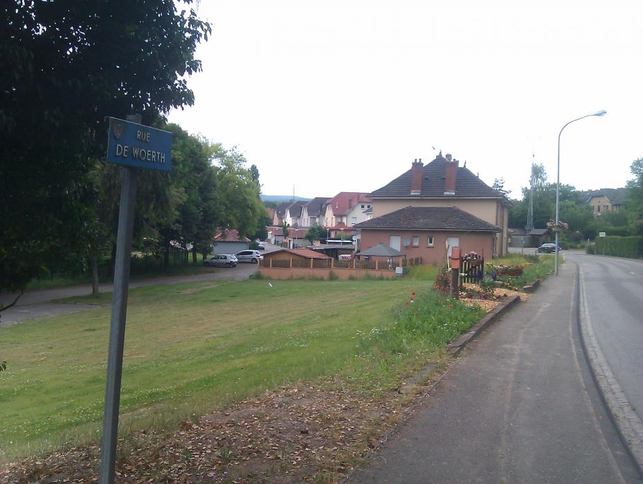 Ligne Maginot - LANGENSOULTZBACH (Cité Cadres) - L'entrée de Langensoultzbach, avec une place engazonnée sur laquelle se trouvait encore en 2012 un des bâtiment de la cité qui a été détruit car il était trop vétuste