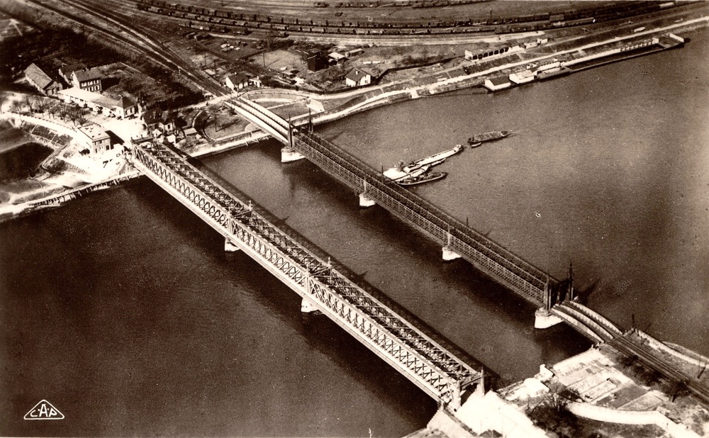 Ligne Maginot - Les ponts du Rhin - Vue aérienne des ponts
Notez la construction du bâtiment ou logeront les douanes, Gardes Républicain et le 172ème Régiment d'Infanterie de Forteresse. Le dispositif d'obstruction du pont route est également en construction, laissant penser que les blockhaus sont achevés.