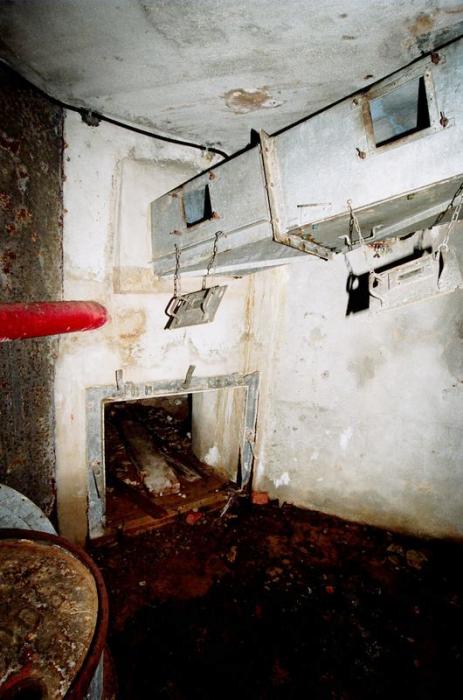 Ligne Maginot - SAINT CYPRIEN (Casemate d'artillerie) - En sous-sol: systéme pour l'évacuation des douilles