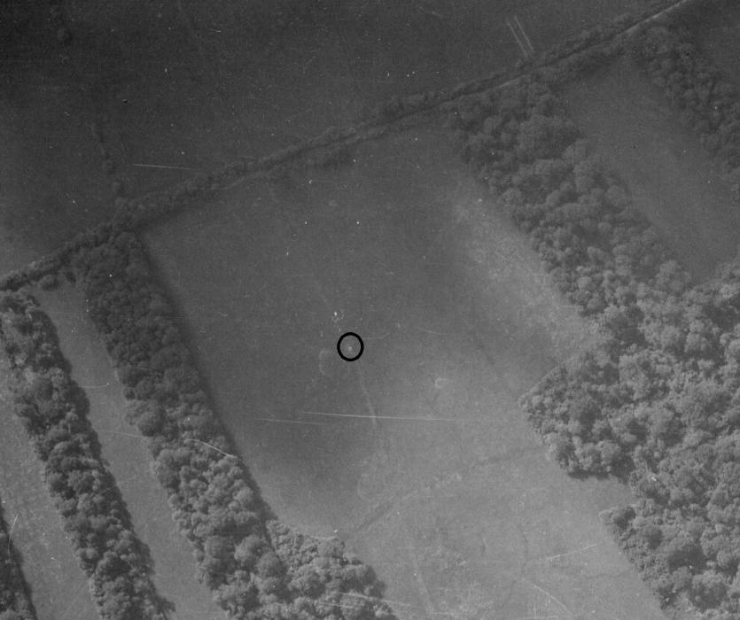 Ligne Maginot - Chambre de coupure I2 (1948) - On aperçoit la trace de la chambre de coupure ainsi que celle des tranchées de câbles.