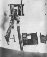 Ligne Maginot - Fusil  mitrailleur 24/29 - Monté dans une cloche GFM type A.
Une rotule spécifique permet le maintien de l'arme dans le créneau de la cloche .
Le FM est doté d'un tube permettant l'évacuation des douilles vers le réceptacle ventilé situé en partie basse de la cloche.