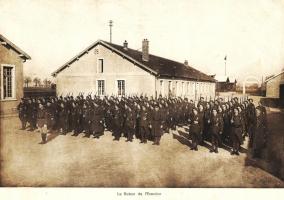 Ligne Maginot - FESSENHEIM - (Camp de sureté) - Livret de photos du casernement de sureté de Fesseheim et du détachement du 42° RIF qui l'occupait en février 39
Le retour de l'exercice