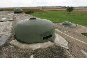 Ligne Maginot - Petit ouvrage d'infanterie A5 - BOIS du FOUR - la cloche VDP de l'ouvrage
La tourelle de mitrailleuses est en contrebas à droite