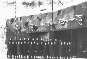 Ligne Maginot - HACKENBERG - A19 (Ouvrage d'artillerie) - Une partie de l'équipage devant l'entrée munitions de l'ouvrage