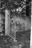 Ligne Maginot - O52 - OREGLIA (Blockhaus pour arme infanterie) - Le second créneau, derrière le portail d'entrée de la propriété voisine