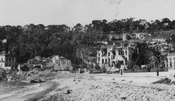 Ligne Maginot - CAP MARTIN - (Ouvrage d'artillerie) - Bloc 2 en juin 1940
On peut voir les dégâts importants causés aux bâtiments civils par les tirs italiens