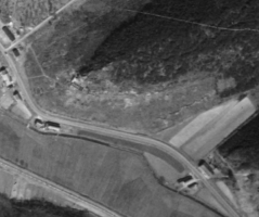 Ligne Maginot - Vue aérienne de 1951 - Montrant l'emplacement du PC de Philippsbourg ainsi que les deux blockhaus de la ferme du Muckenthal, reliés par une tranchée.