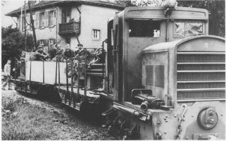 Ligne Maginot - HOCHWALD ( Ouvrage d'artillerie ) - Cette photo prise du coté  de Pechelbronn est celle d'un convoi sur voie de 60 tiré par un locotracteur Billard T75. 
Les plateformes Péchot sont chargées de machines outils destinées à l'usine que les allemands ont aménagé dans l'ouvrage du Hochwald.
