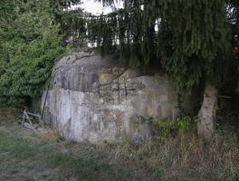 Ligne Maginot - HATTEN NORD - (Casemate d'infanterie) - Seule chose encore visible, le reste à disparu sous du remblai et les dessus sont couvert par un tas de bois de chauffage