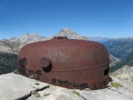 Ligne Maginot - JANUS - (Ouvrage d'artillerie) - Bloc 4
La cloche VDP du bloc observatoire. Au fond le Chaberton