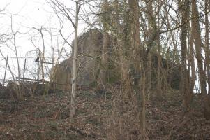 Ligne Maginot - DB334 - GRANDS COTES NORD - (Blockhaus pour arme infanterie) - En sortant de Longuyon vers Marville et Montmédy, par la rue Louis Quinquet une masse sombre attire les yeux sur la gauche... Un blockhaus est effectivement construit là. Malheureusement lui est également entouré de déchets et autres ordures... Une vue depuis la rue