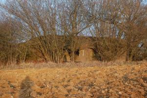 Ligne Maginot - Mb11 ( Blockhaus pour canon ) - L'ouvrage, à quelques dizaines de mètres du Mb10, est lui aussi entouré de champs labourés.