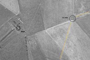 Ligne Maginot - 10 (Chambre de coupure) - Les traces des tranchées de câbles sont discernables sur le sol.