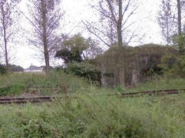 Ligne Maginot - T6 - ONNAING - (Cuve pour arme d'infanterie) - L'emplacement est distinguable, au bord de la ligne de chemin de fer, juste devant la casemate A38.
