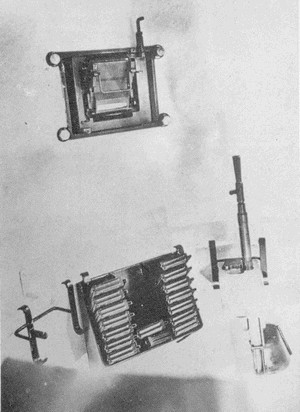 Ligne Maginot - Fusil  mitrailleur 24/29 - En positionde rangement dans une cloche GFM. Un support accroché à la circulaire de la cloche permet le maintien des accessoires comme la rotule avec FM, les épiscopes; le mortier de 50 et las casiers pour chargeur ou grenades de 50