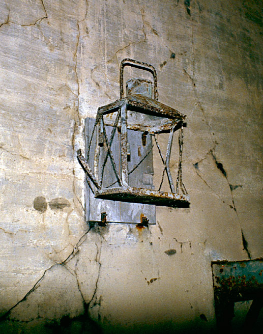 Ligne Maginot - Tunnel de Caranca Nord - Les vestiges d'une des lanternes utilisées pour l'éclairage des locaux