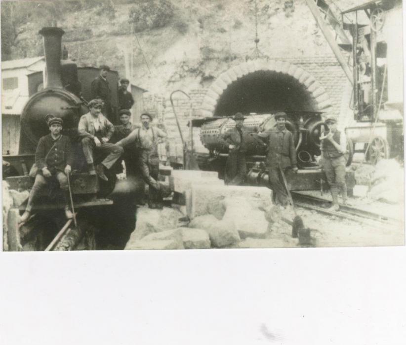 Ligne Maginot - GRAZIAN Sud (Tunnel de ) (Blockhaus pour arme infanterie) - Photo prise entre 1920 et 1923  lors de la construction du tunnel.
Machine à vapeur et machine à air comprimé