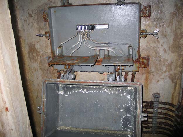 Ligne Maginot - Avant poste de la Roue - Le central téléphonique sous carter étanche  TM 32 (12 directions)