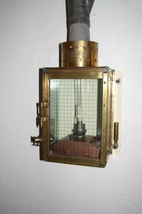 Ligne Maginot - Casemate d'Oberroerdern Sud - Lampe de casemate GILLET EPERVIER & Cie
Ces lampes à pétrole sont destinées à l'éclairage normal de la casemate lorsque le groupe ne tourne pas