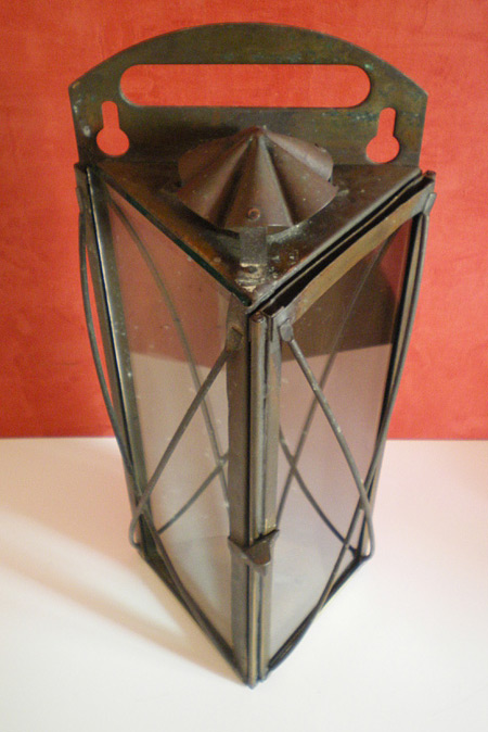 Ligne Maginot - Lampe triangulaire - Lampe triangulaire utilisée en secours dans les ouvrages Maginot
Modèle fabriqué par ??