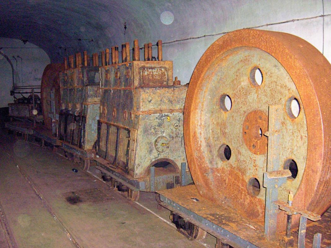 Ligne Maginot - Ouvrage d'artillerie du SCHIESSECK - Les groupes électrogènes de l'ouvrage du Kobenbusch stockés dans l'ouvrage du  Schiesseck