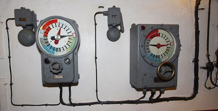 Ligne Maginot - Transmetteurs d'ordre - Les deux modèles effectivement utilisés dans la ligne Maginot :
 - Le transmetteur Saint-Chamond Granat à gauche
 - Le transmetteur Carpentier (modèle original) à droite