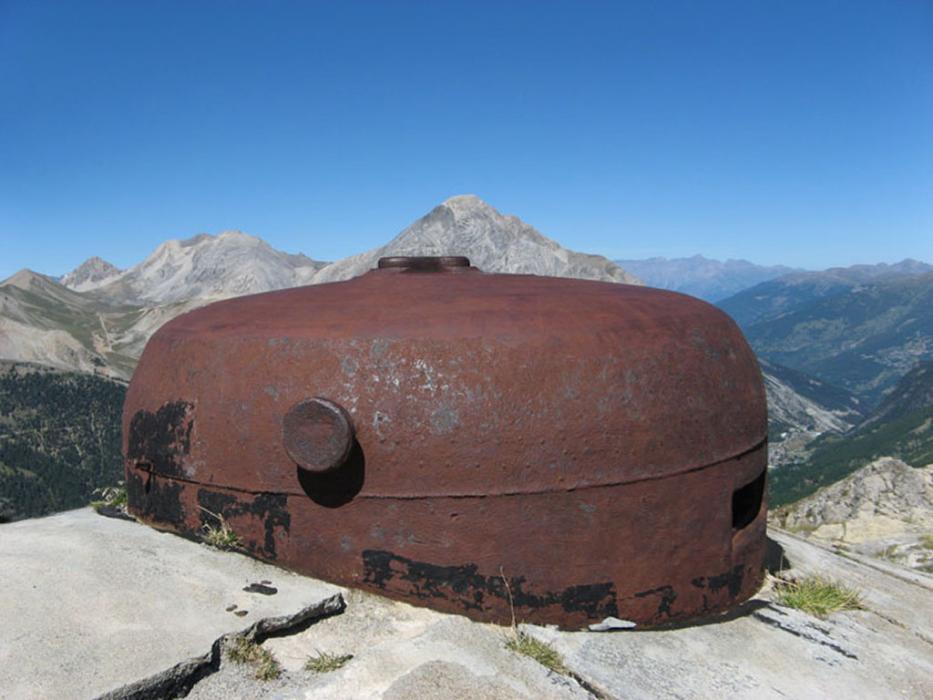 Ligne Maginot - JANUS - (Ouvrage d'artillerie) - Bloc 4
La cloche VDP du bloc observatoire. Au fond le Chaberton