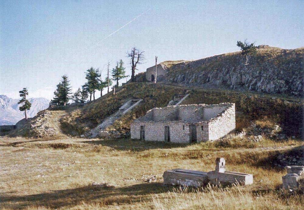 Ligne Maginot - L'OLIVE (BATTERIE CAVERNE) - (Position d'artillerie préparée) - Sous la crète rocheuse les magasins de munition et les 2 casemates de 75 de 1940. On voit les 2 entrées derrière le batiment