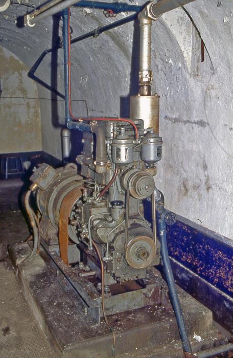 Ligne Maginot - LES AITTES - (Ouvrage d'infanterie) - L'usine électrique 
Groupe électrogène à moteur CLM 208