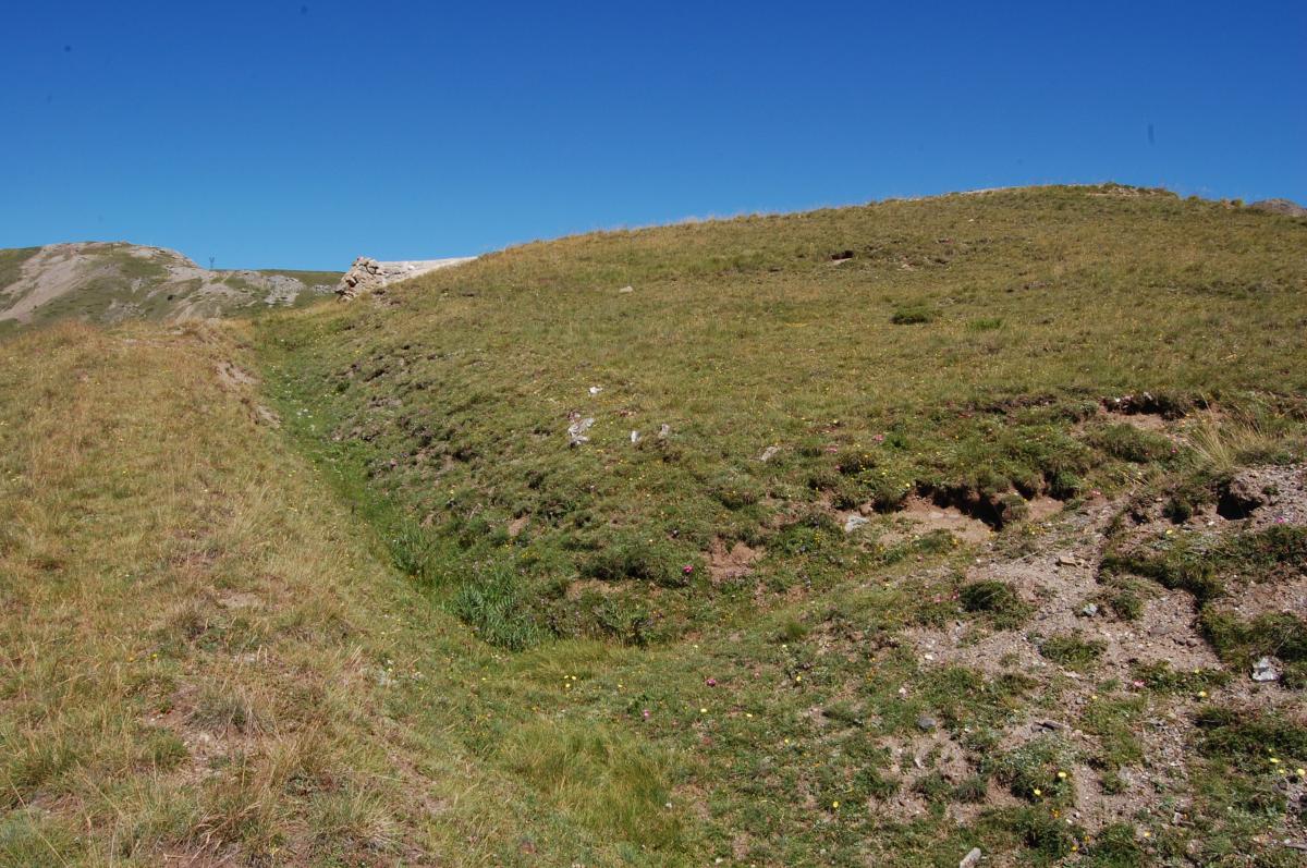 Ligne Maginot - Abri Blanche (Abri Peyre Moutte) - Réseau des tranchées, à l'arrière-plan l’entrée sud