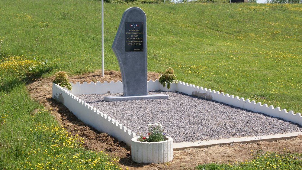 Ligne Maginot - LA SALMAGNE - (Ouvrage d'infanterie) - Monument en hommage aux 182 combattants du fort de la Salmagne (1914)