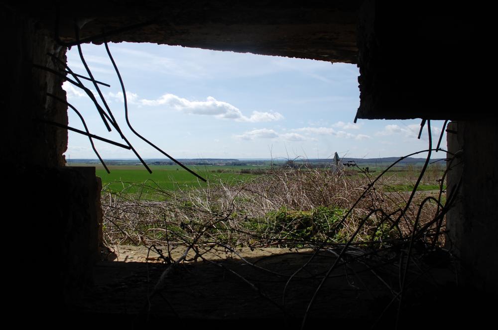 Ligne Maginot - CEZF-46 - LE MORTHOMME - (Casemate d'infanterie - Simple) - A l'intérieur:
Le créneau de tir de l'intérieur...Vue sur son champ de tir.