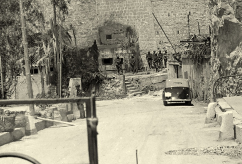 Ligne Maginot - PONT SAINT LOUIS (BARRAGE RAPIDE) - (Blockhaus pour canon) - Photo prise en juillet 1940 ; la barriére  antichar est rentrée  et la façade  porte les inscriptions laissées par  l'armée  italienne