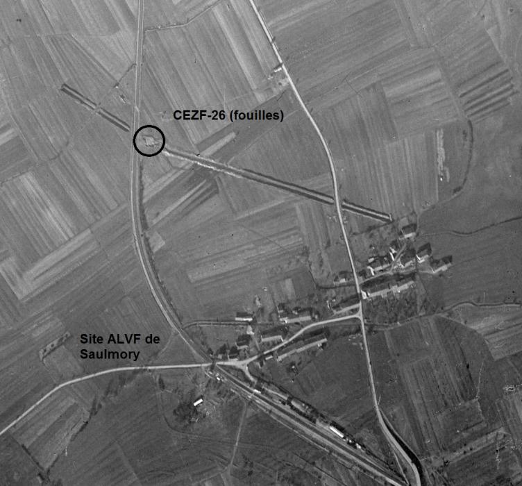 Ligne Maginot - CEZF-26 - Les AULNAIES (Casemate d'infanterie - double) - Le fossé antichar est en cours de tracé, et les fouilles de la casemate ont été réalisées. Noter plus bas la gare de Saulmory, et le virage de la voie ferrée qui a servi de position ALVF.