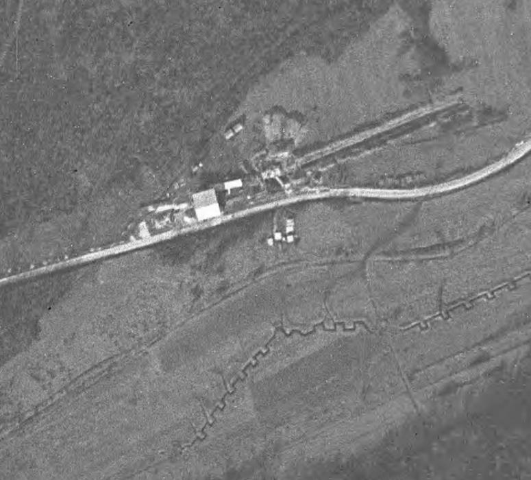 Ligne Maginot - CEZF-34  - LES TOURNILLONS - (Casemate d'infanterie - double) - En Mars 1940, les fouilles sont achevées et le travail de coulée de béton a débuté. Noter l'embryon de fossé antichar à droite et le réseau de tranchées.