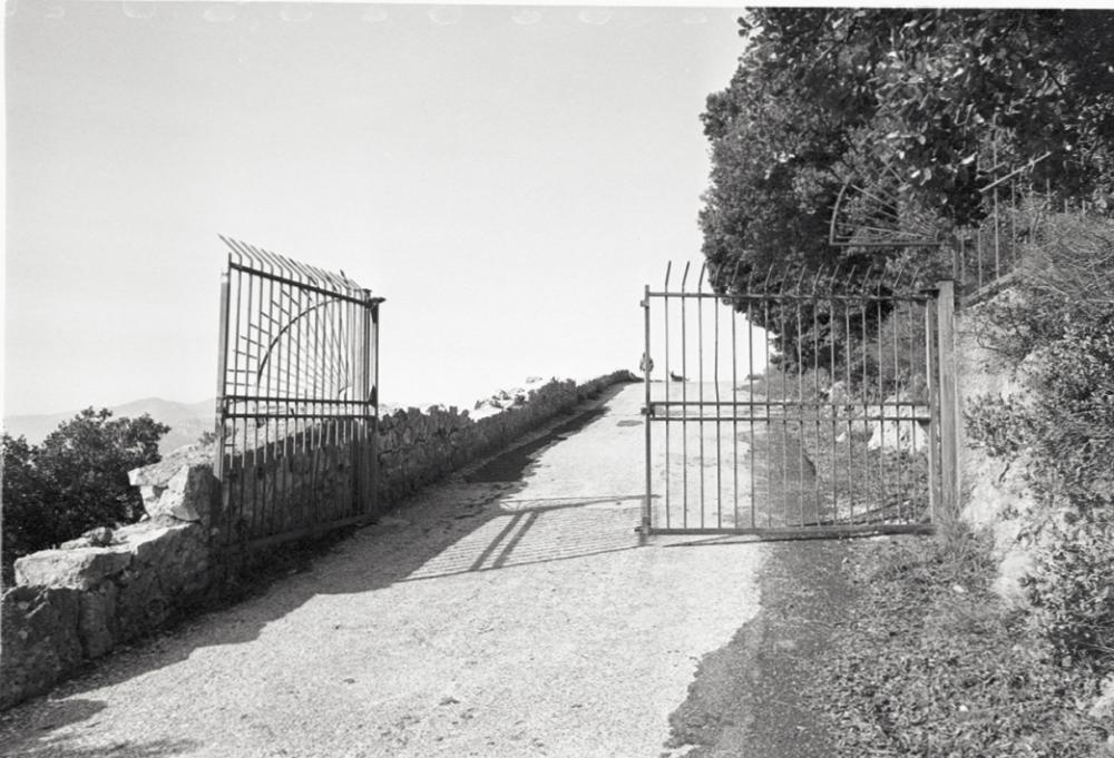 Ligne Maginot - Fort du MONT CHAUVE d'ASPREMONT - La grille sur la route d'accès au fort