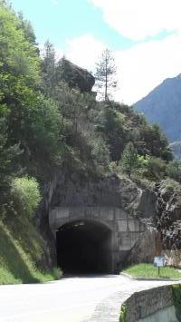Ligne Maginot - Blockhaus de la CHAPELLE SAINT SAUVEUR - Vue du bloc au dessus du tunnel depuis la route en provenance d'Isola direction Nice