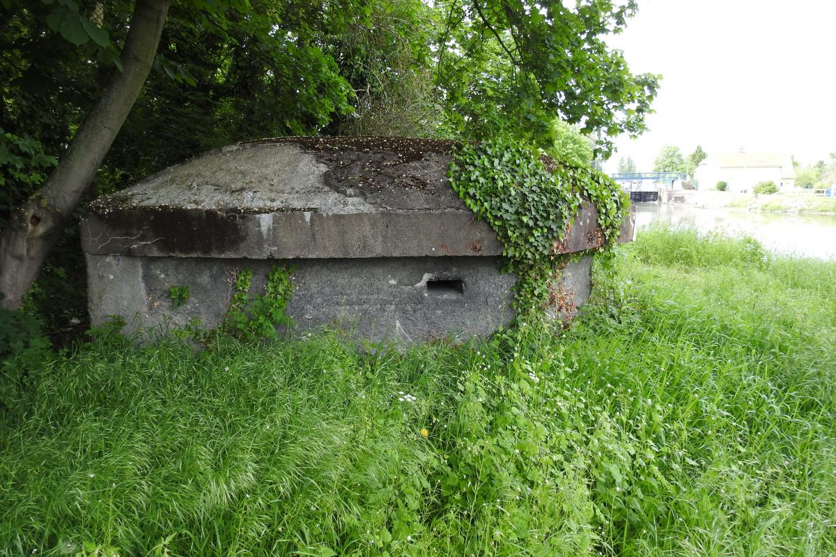 Ligne Maginot - Blockhaus de l'AAR - Le bloc est ou a été squatté. Brûlé et dépotoir