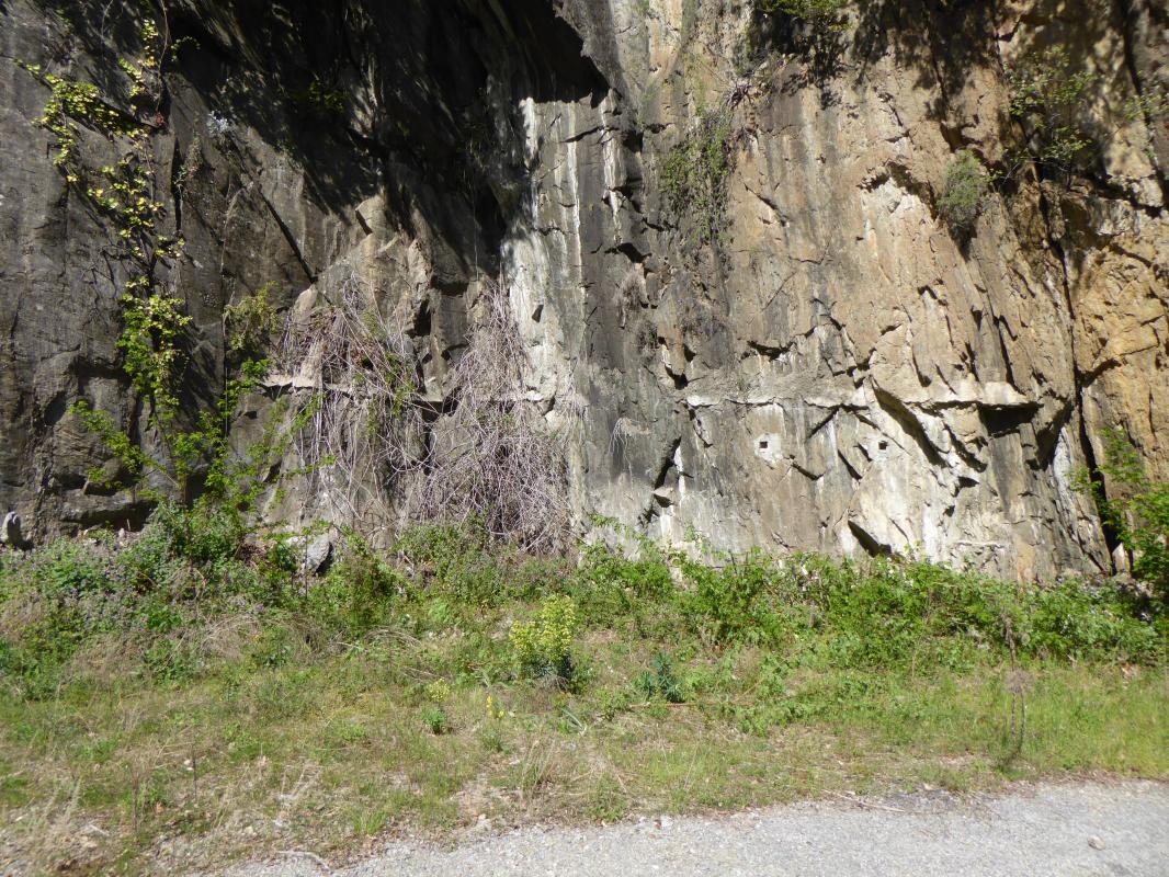 Ligne Maginot - Casernement de VALABRES - Restes d'ancrage du casernement sur la roche