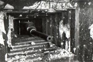 Ligne Maginot - KERFENT - A34 - (Ouvrage d'infanterie) - Bloc 2
Le créneau avec le canon antichar toujours en place
Juillet 1940 ?