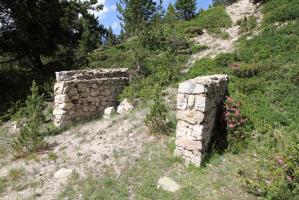 Ligne Maginot - CRETE DE PEYROLLE CASERNEMENT - Les ruines du petit casernement