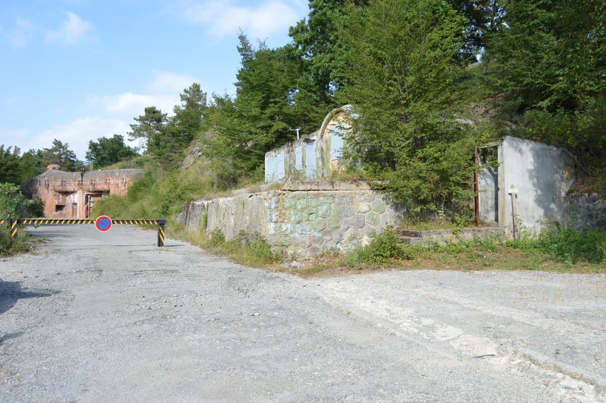 Ligne Maginot - Casernements de l'AGAISEN - Le casernement d'entrée, à droite  latrine