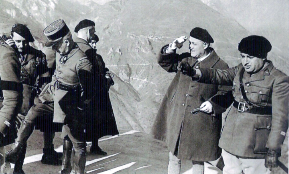 Ligne Maginot - RIMPLAS (RS) - (Ouvrage d'artillerie) - Le lieutenant Philip commandant du fort (à droite de la photo) avec les officiers  de la chefferie du génie de Nice lors d'une visite du chantier.