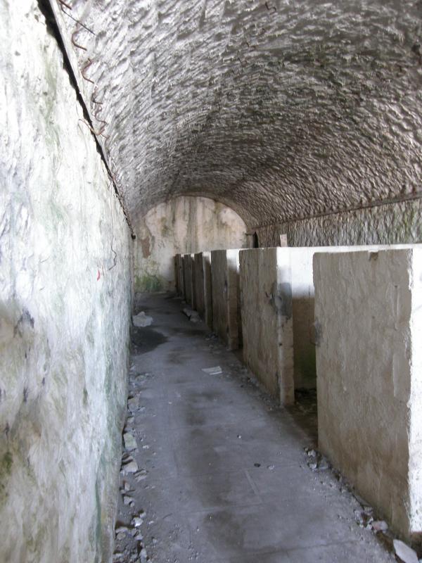Ligne Maginot - Abri caverne de la TETE de CHIEN - Abri dortoir 1, avec la mise en place de boxes pour les chevaux d'un 'manège' situé au niveau des casernes