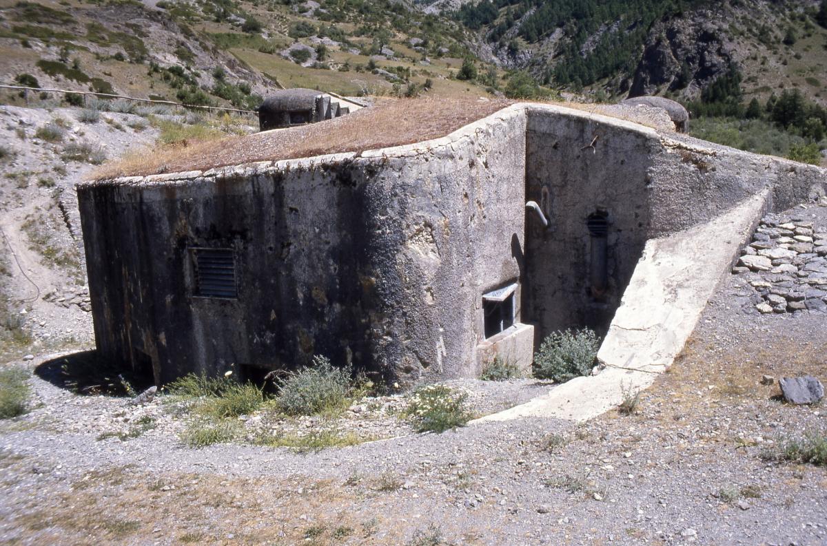 Ligne Maginot - Ouvrage d'infanterie de SAINT-OURS BAS - Etat dans les années 80: noter le fossé comblé de terre.