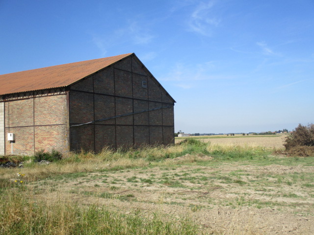 Ligne Maginot - B59 - CHAPELLE de STRABAND 1 (Blockhaus pour arme infanterie) - Situé dans cet environnement, à proximité d'un hangar, le blockhaus B59 Chapelle de Straband 1 a été détruit.