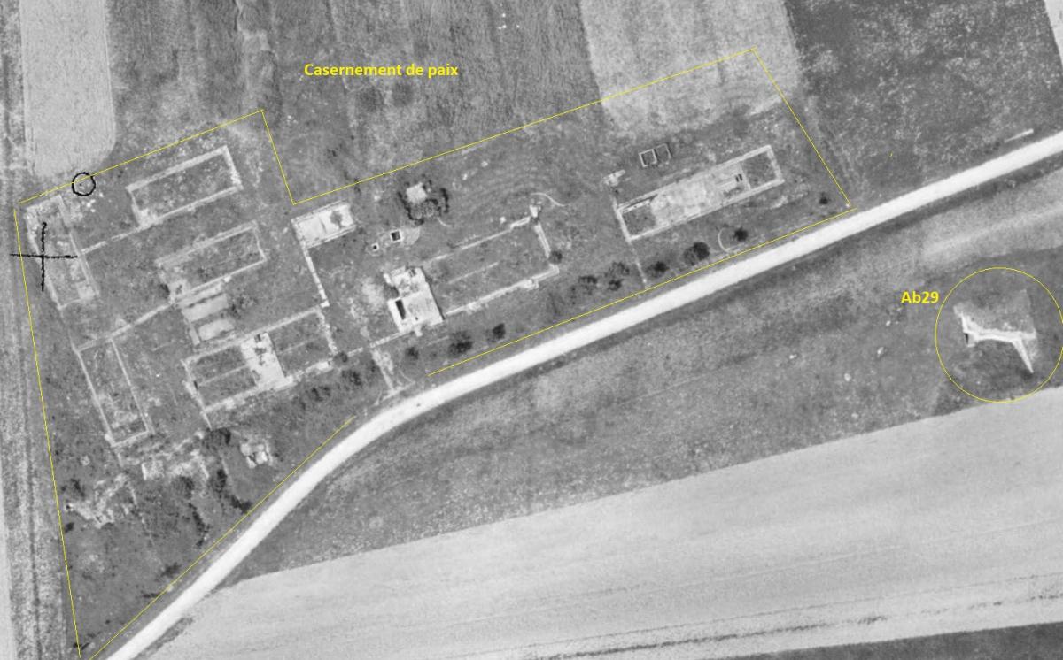 Ligne Maginot - COUME Sud (Casernement) - Les soubassements de bâtiments du casernement étaient encore bien visibles en 1950. Noter le bloc RFM-36 Ab29 à droite